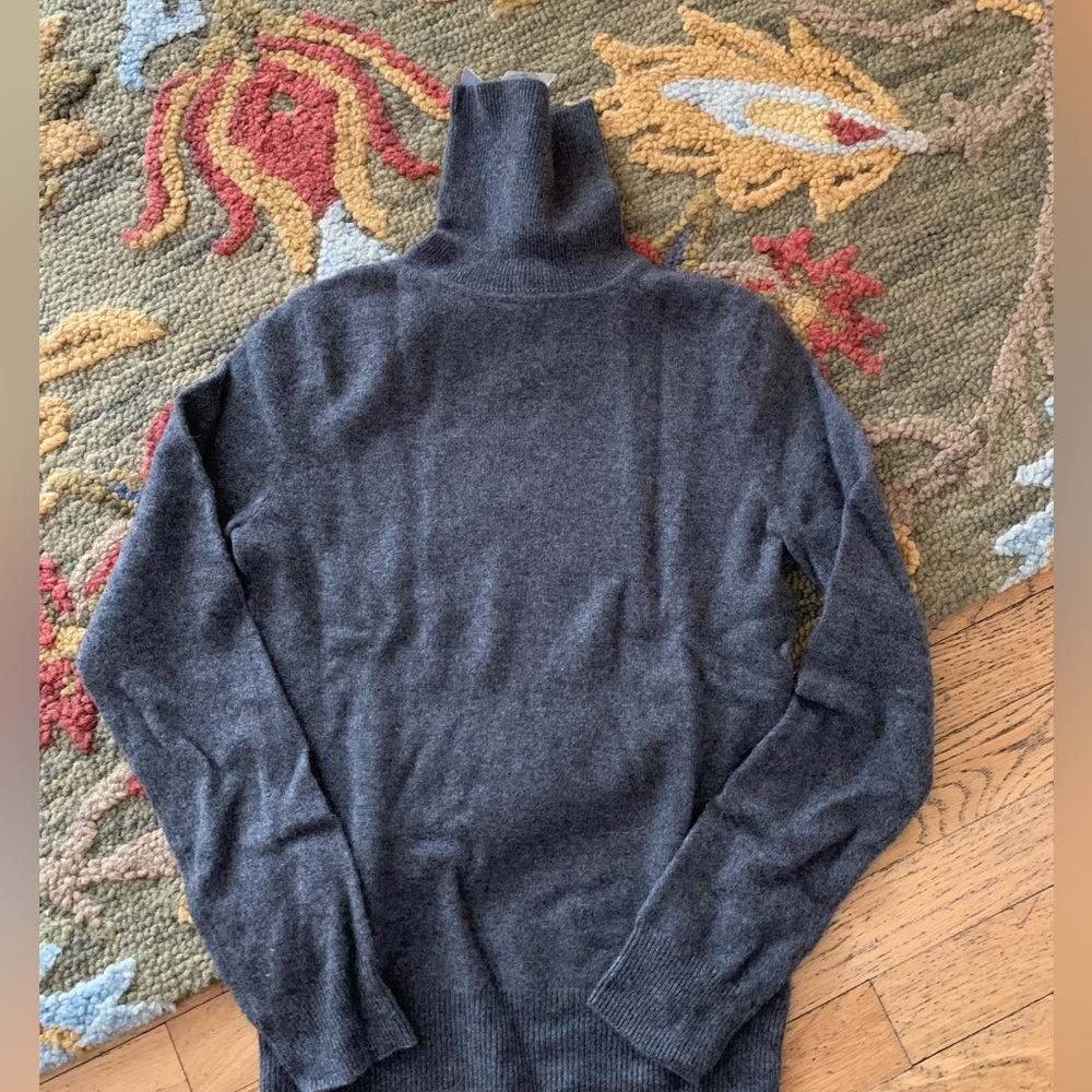 NWT 100% cashmere turtleneck